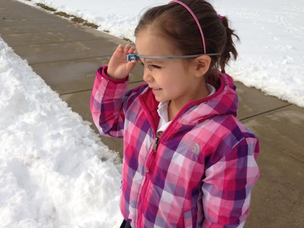 Después de una reciente temporada invernal, los estudiantes del jardín infantil de Episcopal Academy usaron Google Glass para explicar qué sabían de los copos de nieve. Powers creó un blog, "365 días de Glass", para registrar cómo los estudiantes y los educadores de la escuela están utilizando el producto.