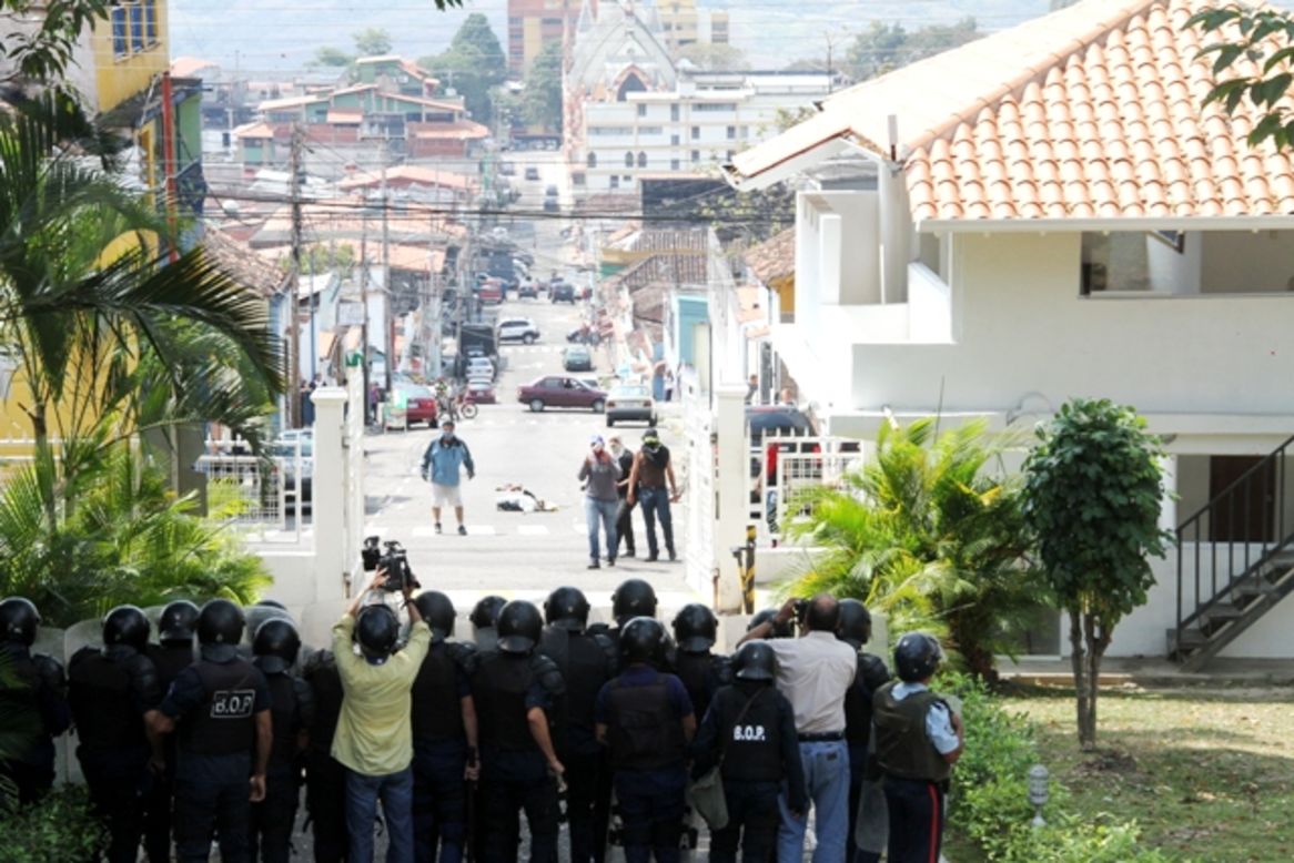 Vielma responsabilizó del ataque a su residencia al dirigente opositor Leopoldo López, quien rechazó su vinculación con los hechos de violencia.