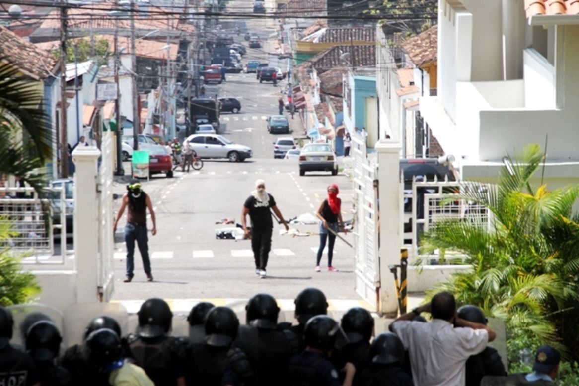 El 6 de febrero un grupo de manifestantes —presuntamente estudiantes, según las autoridades del estado— violentó la entrada principal de la residencia oficial del gobernador, José Vielma Mora.