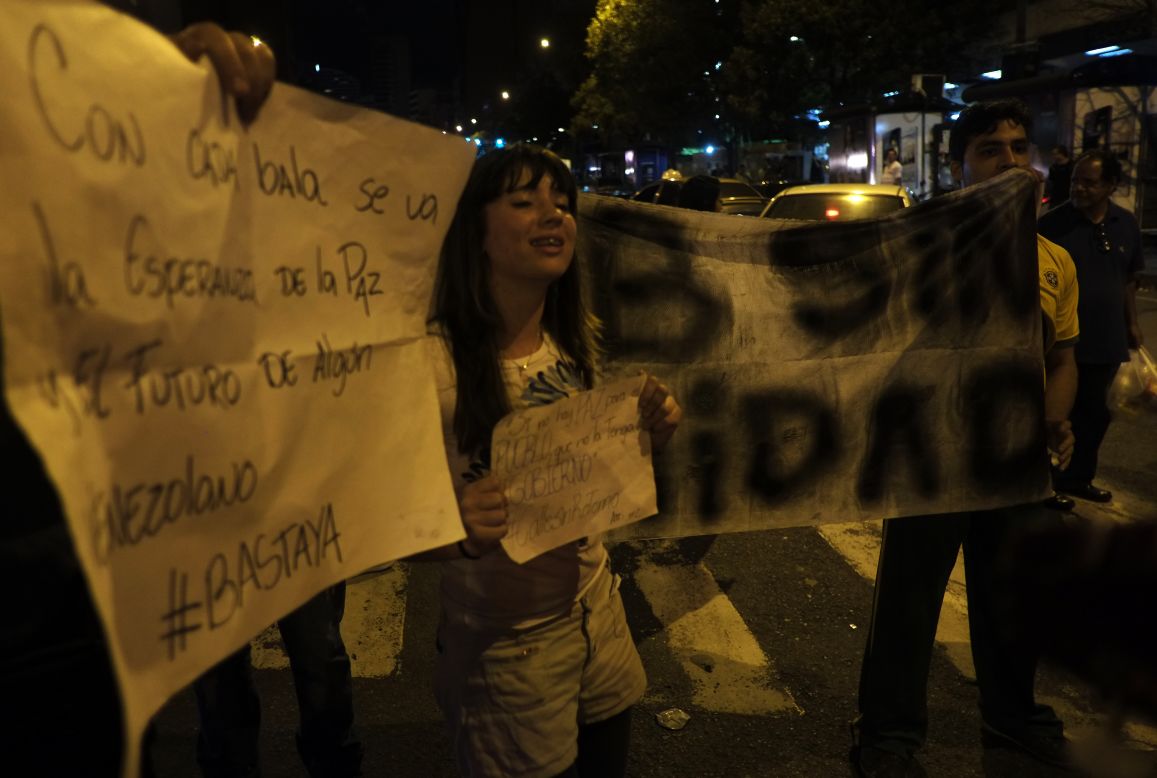 En Caracas, los jóvenes bloquearon la importante autopista Francisco Fajardo.