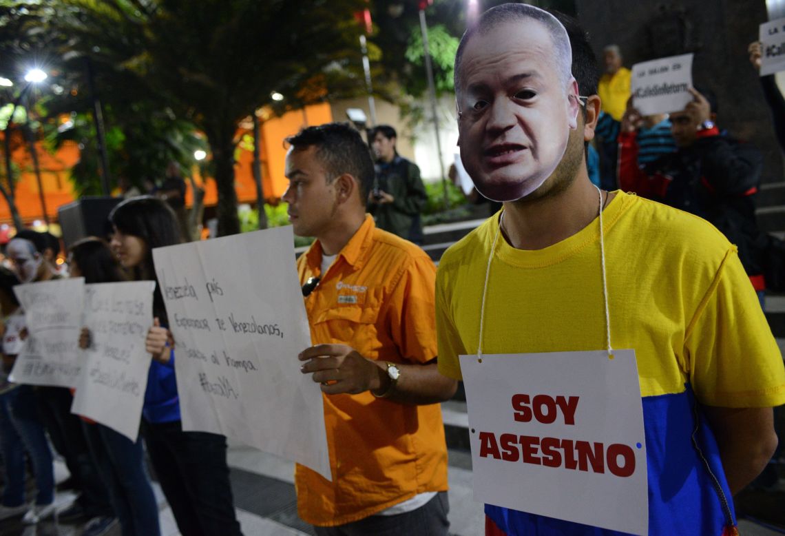 En Caracas, opositores con máscaras de Diosdado Cabello protestaron contra la inseguridad.