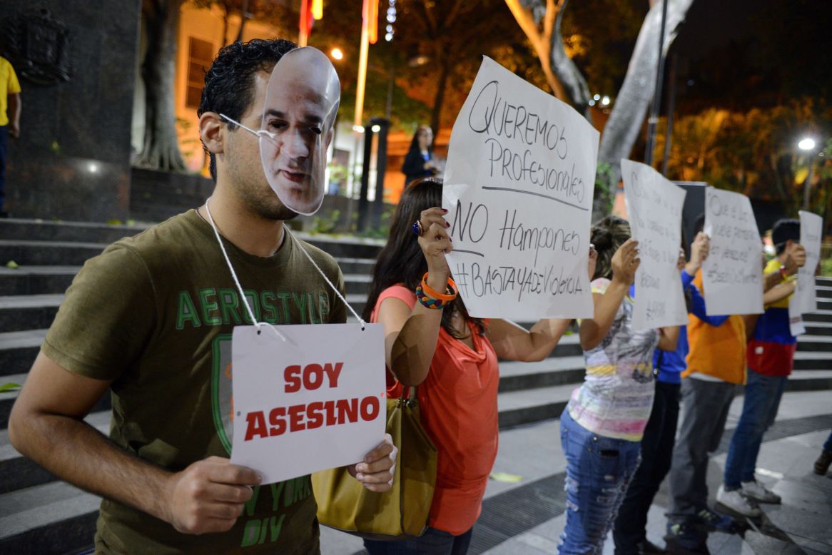 Opositores con máscaras de Jessy Chacón protestaron contra la inseguridad.