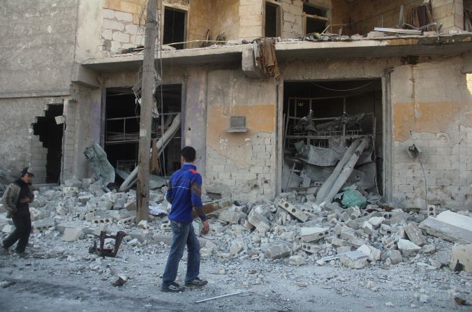 Sirios se reúnen en un lugar afectado por las bombas de barril que al parecer arrojaron desde un helicóptero del régimen el 8 de febrero, en el distrito Mesekin Hananu de Alepo, el cual es controlado por la oposición. 