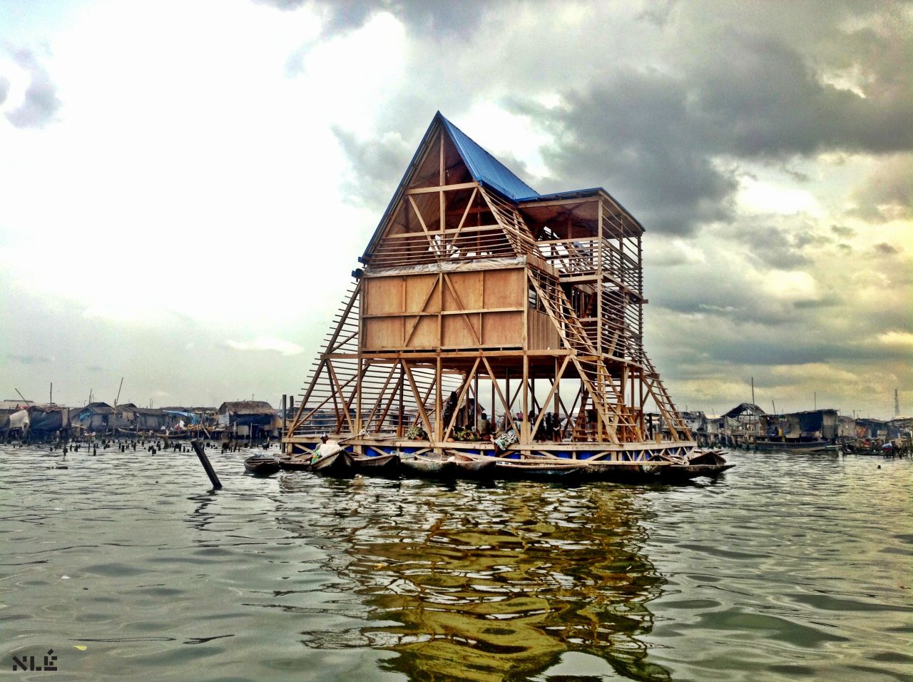 El arquitecto Kunlé Adeyemi, de 38 años de edad, diseña edificios que flotan para enfrentar problemas que afectan a las comunidades que viven en la orilla del agua. 