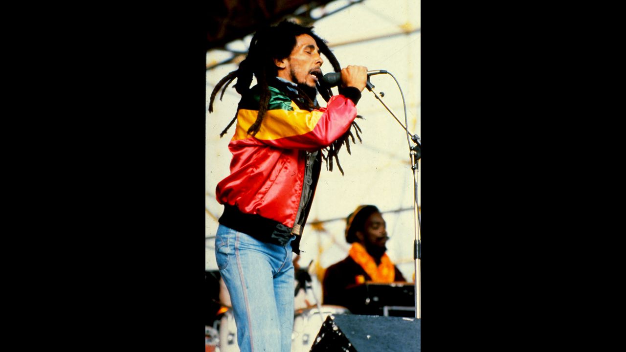 El cantante jamaicano Bob Marley nació de una dueña de almacén y cocinera jamaicana negra y un británico blanco capitán del ejército. 