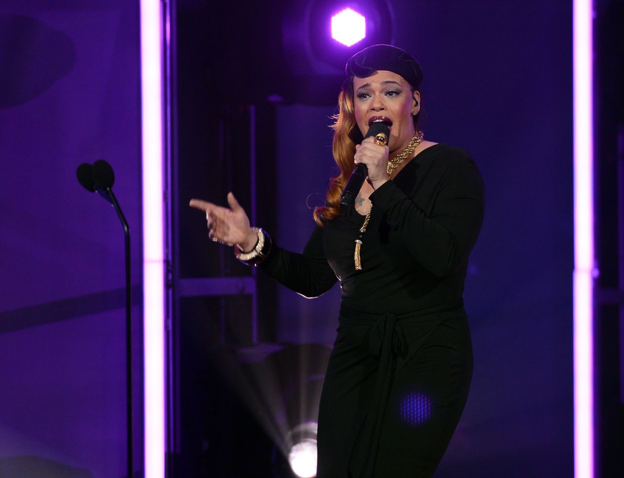 La cantante Faith Evans nació en la música: Fue criada por su abuela y madre, una cantante negra de blues. Su padre era un músico Italiano.