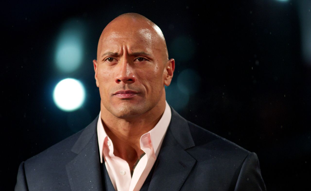 Dwayne "The Rock" Johnson se describió a sí mismo como "mitad negro y mitad samoano", para la revista Vibe en 1999. Él es el hijo del luchador Rocky Johnson y nieto del luchaador Peter Maivia, quien fue samoano.