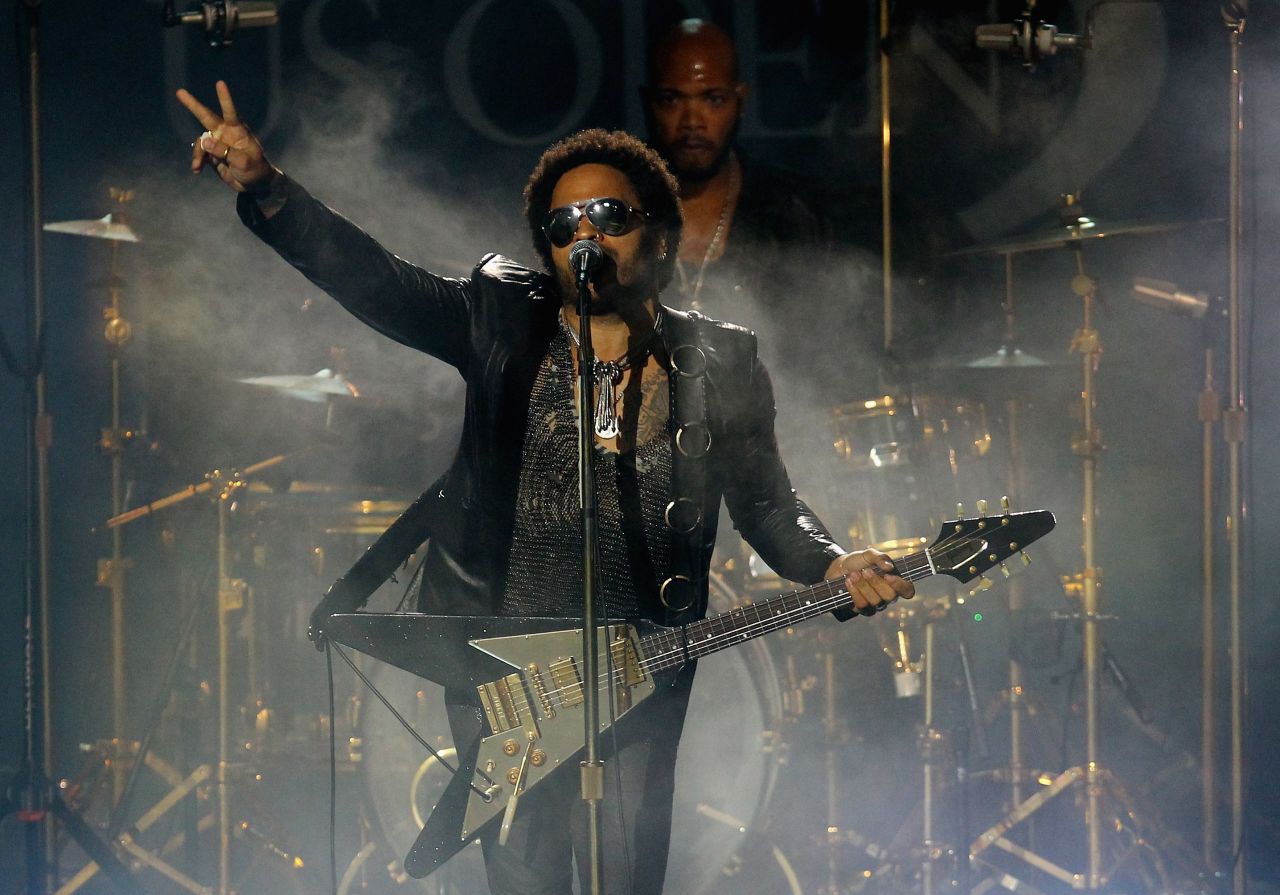 Lenny Kravitz es el hijo de Roxi Roker, quien interpretó a Helen Willis en la comedia de situación "The Jeffersons" y el productor de noticias de NBC, Sy Kravitz. "Sabía que el físico de mi padre era distinto al de mi madre, pero eso no era un problema para mí", dijo Lenny Kravitz en "Master Class" de Oprah. "Las personas se ven diferentes".