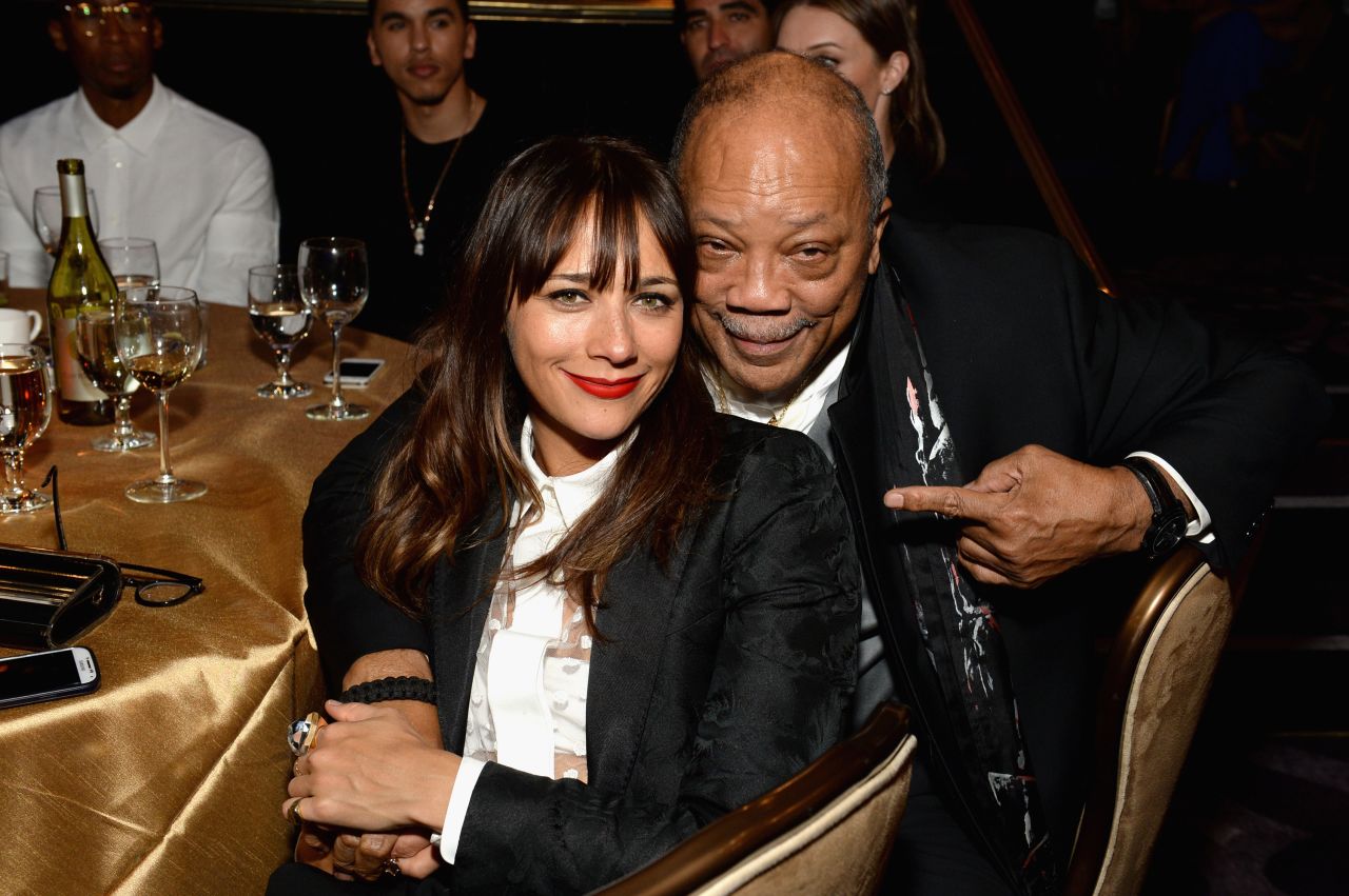 La actriz Rashida Jones es la hija de la actriz Peggy Lipton y el productor Quincy Jones, quien aparece en la imagen. Al hablar sobre su identidad, ella comentó: "es más un reto para otra gente que para mí. No no tengo problemas con mi identidad".
