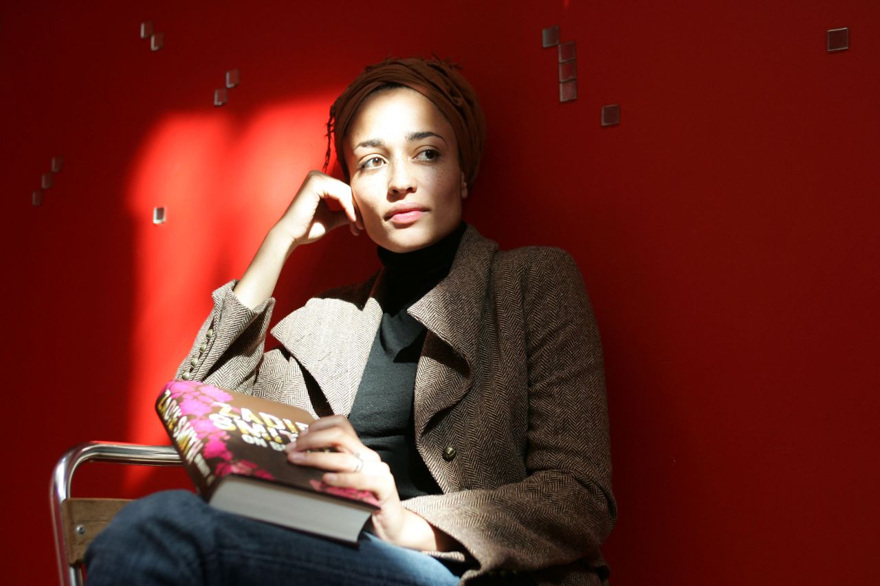 La escritora británica Zadie Smith es hija de una madre jamaicana y un padre británico.