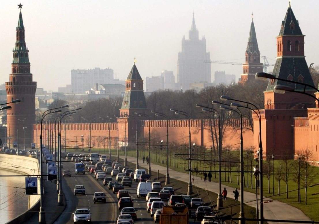 A traffic jam forms outside the Grand Kremlin Palace walls in Moscow on December 2, 2003.