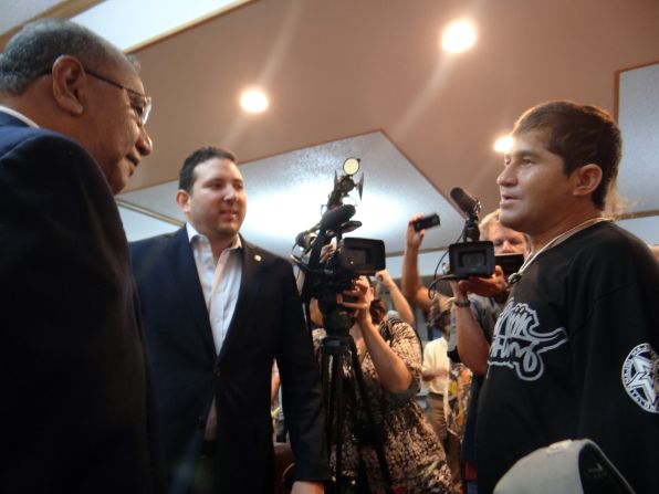José Salvador Alvarenga (derecha) habla con el presidente de Islas Marshall Christopher Loeak antes de su partida el 10 de febrero.