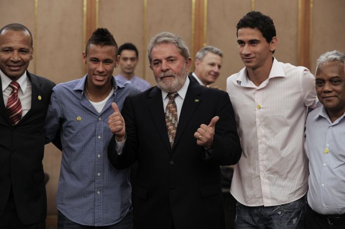 Neymar Senior, a la izquierda en la foto, es el representante de su hijo, aquí junto al expresidente Luiz Inacio Lula da Silva y a su excompañero en Santos, Paulo Henrique Ganso.
