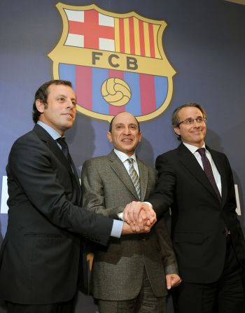 Javier Faus (derecha), ahora vicepresidente, sugirió que el Barcelona podría vender los derechos del nombre del Camp Nou para financiar una remodelación de 600 millones de euros.