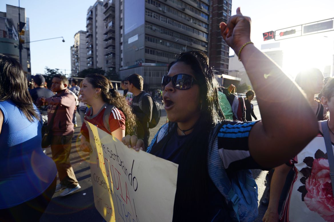 En Venezuela se reportaron este lunes varias manifestaciones universitarias en ciudades como Caracas, así como en los estados Zulia, Mérida y Táchira de jóvenes que protestan en las inmediaciones de los centros de estudio. Los jóvenes indicaron que continuarán las protestas hasta que sus compañeros sean liberados.