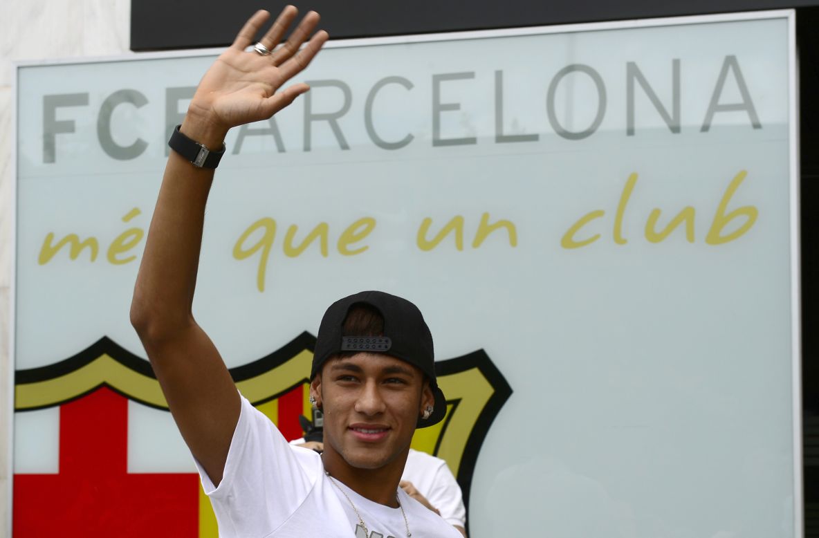 Neymar saluda los seguidores tras firmar con el Barcelona, pero ahora ese traspaso está bajo investigación.
