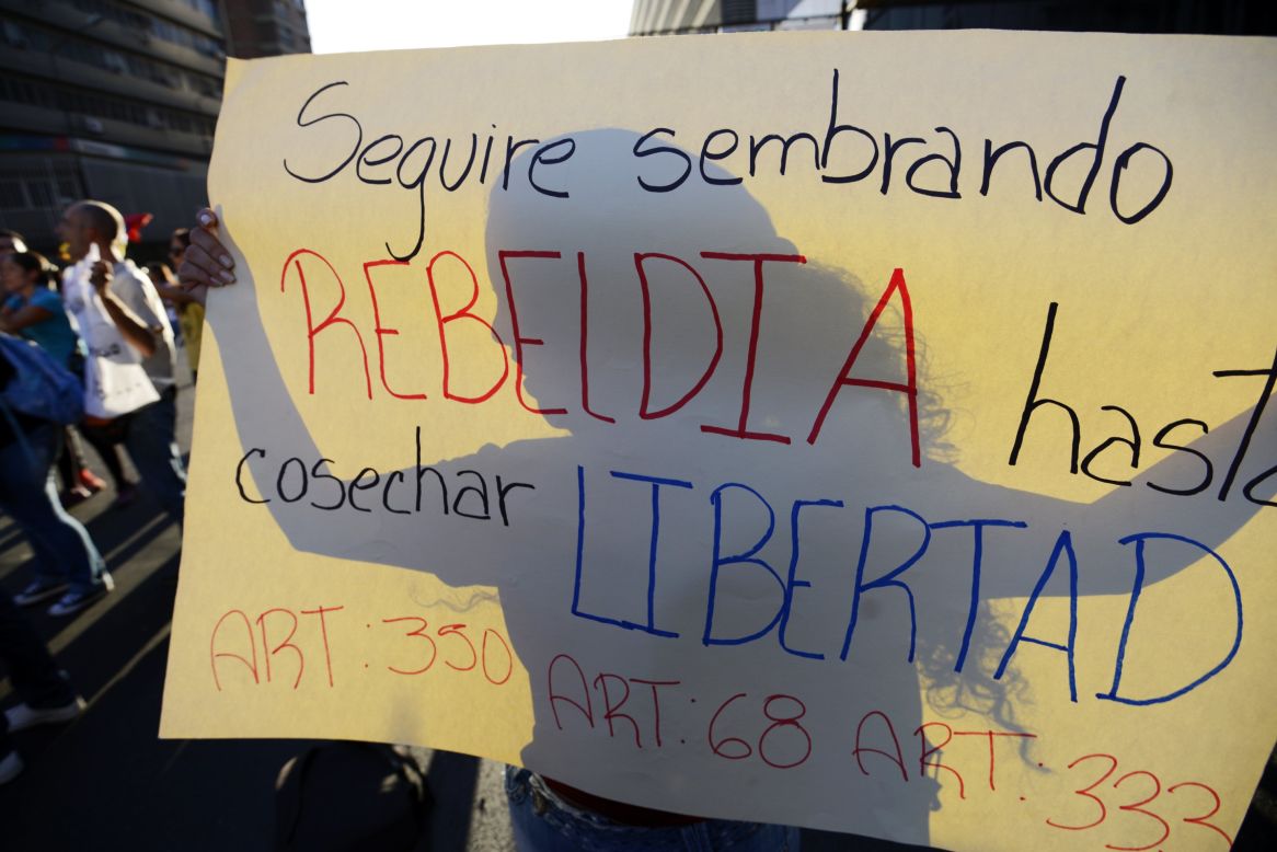En Caracas, los estudiantes se concentraron en plaza Venezuela y después se desplazaron a la sede del ministerio de interior y justicia para exigir una respuesta del gobierno.