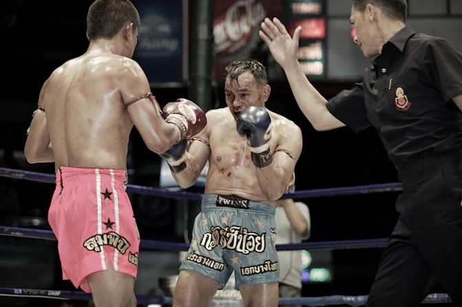 According to official muay Thai rules, fights normally don't exceed five rounds, with each round lasting three minutes.