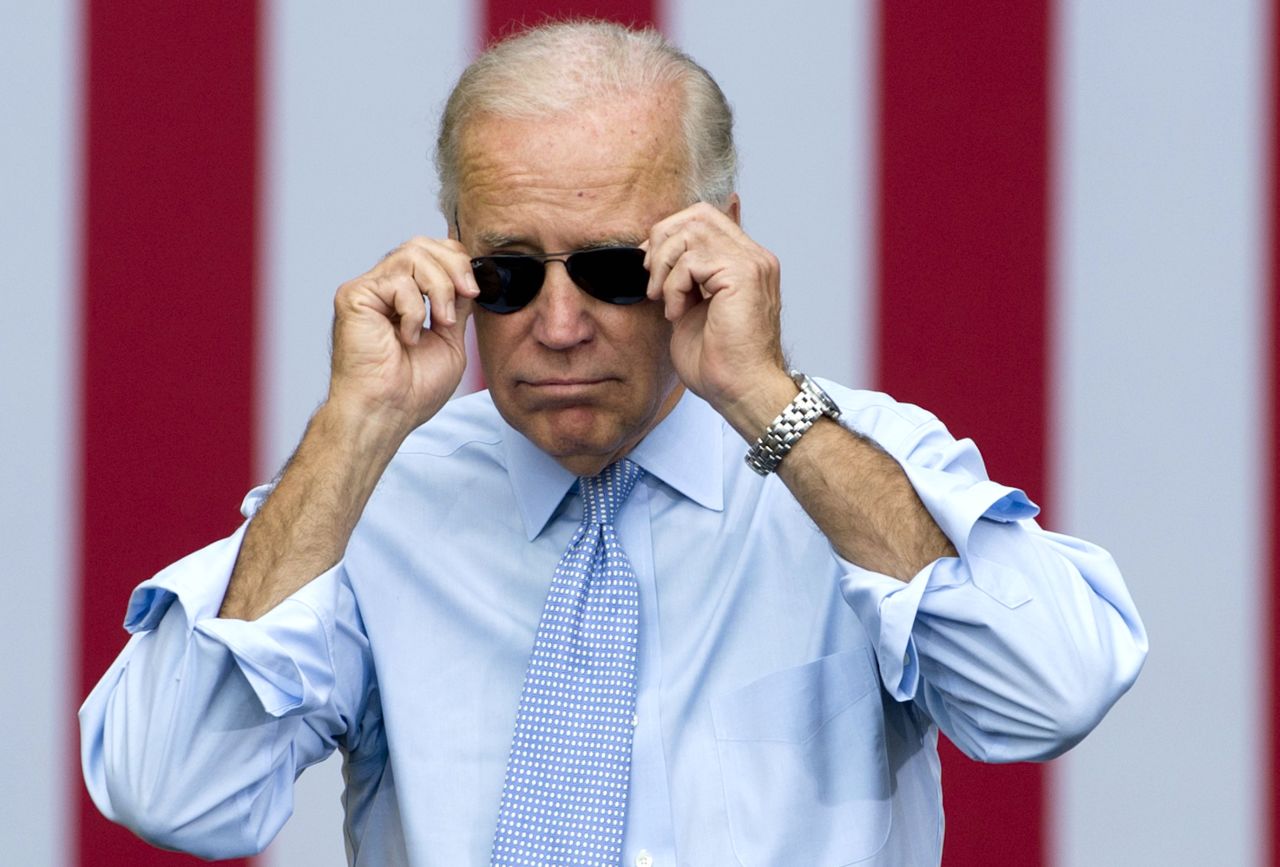 Bemyndigelse Gå forud Blikkenslager Joe Biden slips on shades during campaign speech | CNN Politics