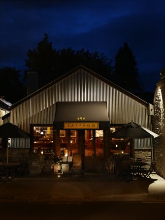 In addition to local cuisine such as foraged gooseberries and South Island scampi, the restaurant's signature prosciutto and flash-fried beef cheeks tempura-style on cauliflower mousse are a must-try.
