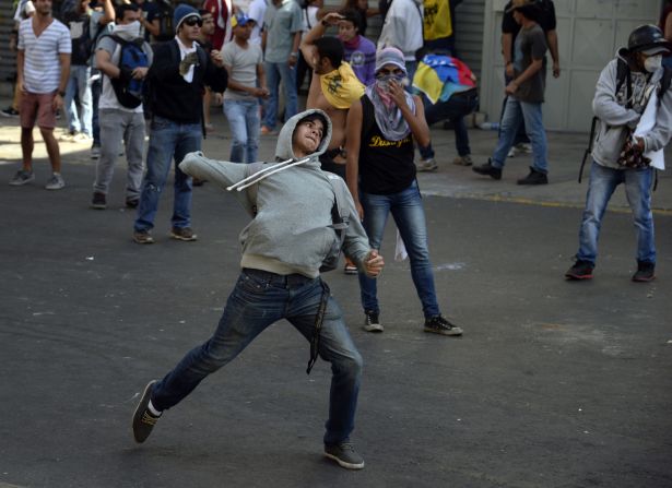 El gobierno venezolano culpó a la "derecha fascista" por los hechos violentos del miércoles en las calles de Caracas.