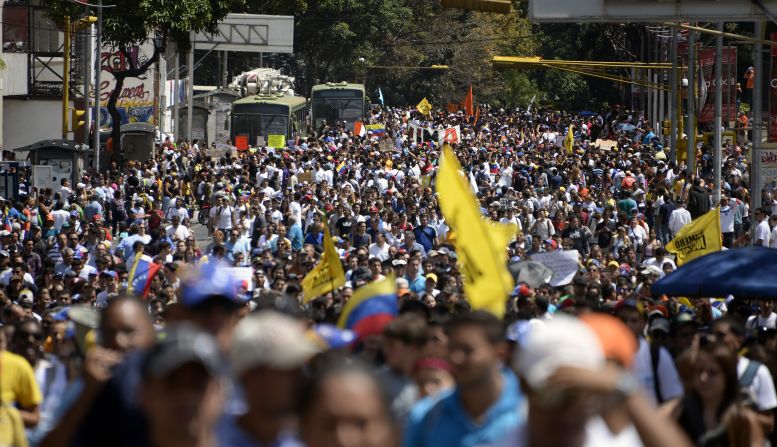 Durante el Día de la Juventud se realizaron movilizaciones de la oposición y el oficialismo en diferentes ciudades del país.
