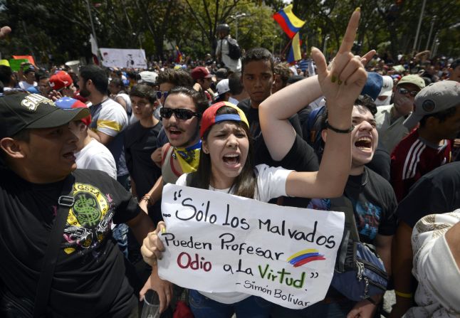 Fue una jornada que se inició de forma pacifica pero que culminó con violencia. El oficialismo salió en respaldo de la gestión Maduro, mientras que la oposición entonó un grito de protesta. Al cierre de la jornada un confuso incidente dio paso a enfrentamientos, en los que al menos dos personas fallecieron y varias sufrieron heridas.