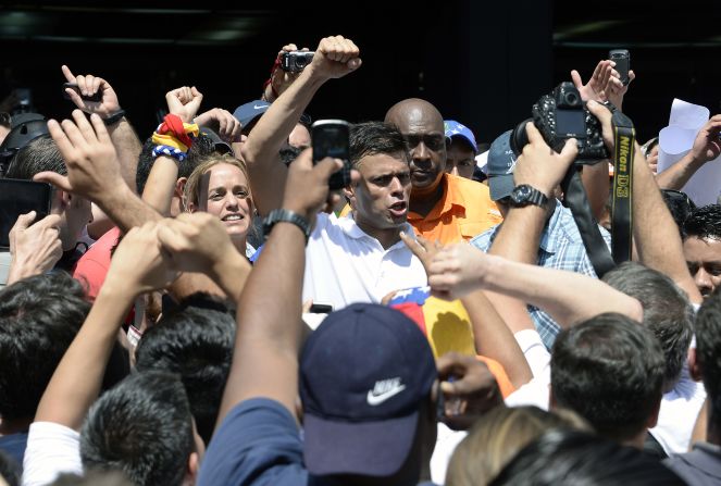 El líder opositor venezolano Leopoldo Lopez (C) saluda a sus seguiodres durante la marcha de protesta contra el gobierno de Nicolás Maduro. 