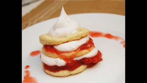 This take on the classic dessert features<a href="http://aguiltlessglutton.wordpress.com/2012/07/16/carries-5-ingredient-pie-crust/" target="_blank" target="_blank"> </a>shortbread made with low-fat cottage cheese instead of artery-clogging shortening.