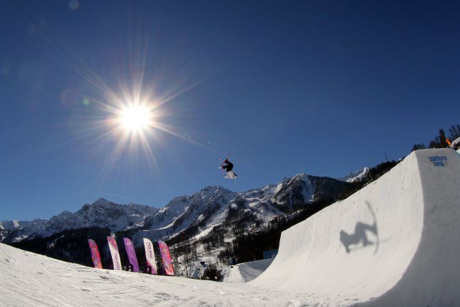 The sun, the snow, the tricks: Oystein Braaten of Norway flies high in the slopestyle competition.