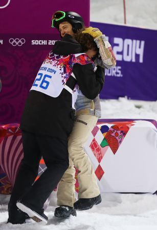 Rather than rivalries, the competitors prefer support and friendship. Here snowboarding legend Shaun White, who surprisingly ended up without a medal in the men's halfpipe, congratulates gold medalist Iouri Podladtchikov.