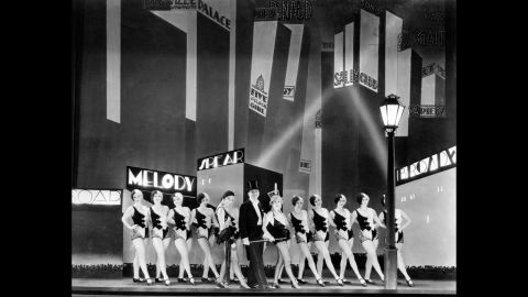El musical "La Melodía de Broadway" fue la primera película sonora en ganar el Óscar a la mejor película. Fue protagonizada por Charles King, Anita Page y Bessie Love.