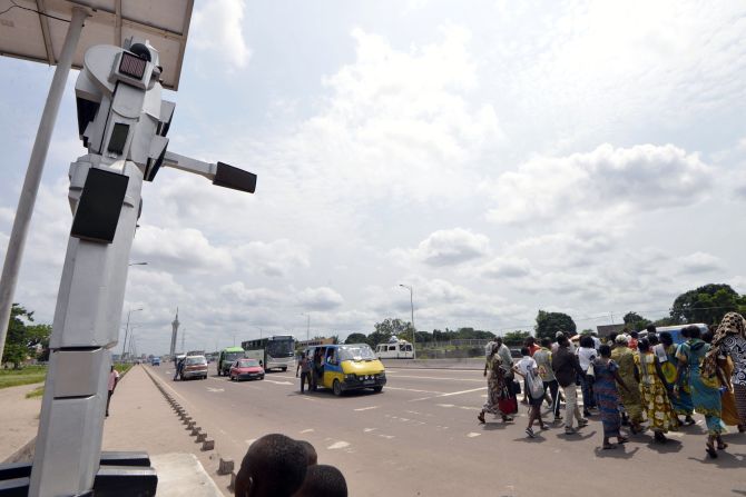  Powered by solar panels, the robots are equipped with cameras that record the flow of vehicles.