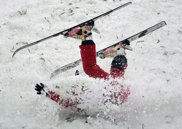 China's Li Nina crashes in women's aerials.