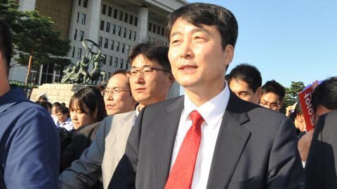 Lee Seok-ki leaves the National Assembly building in September 2013, after parliament approved his arrest.