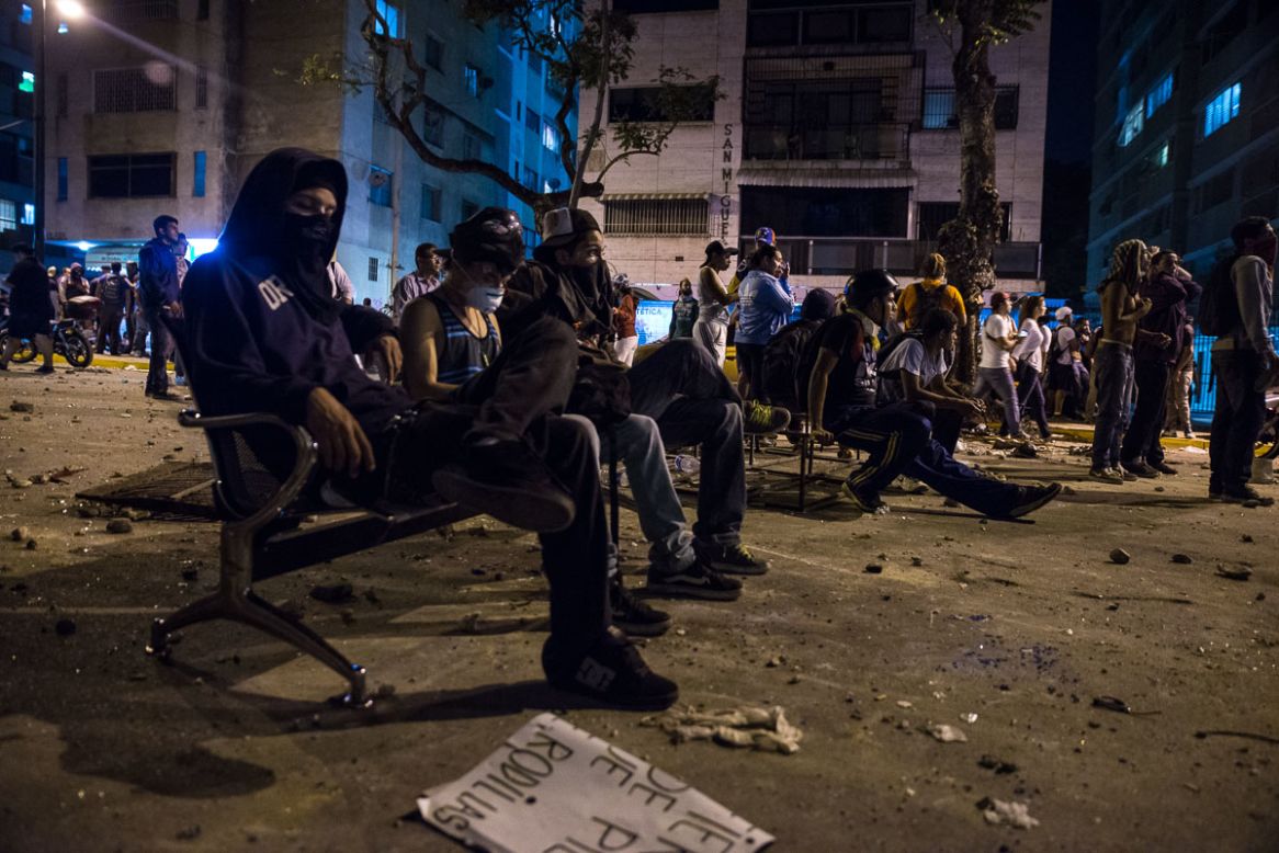 Manifestantes encapuchados en Altamira.