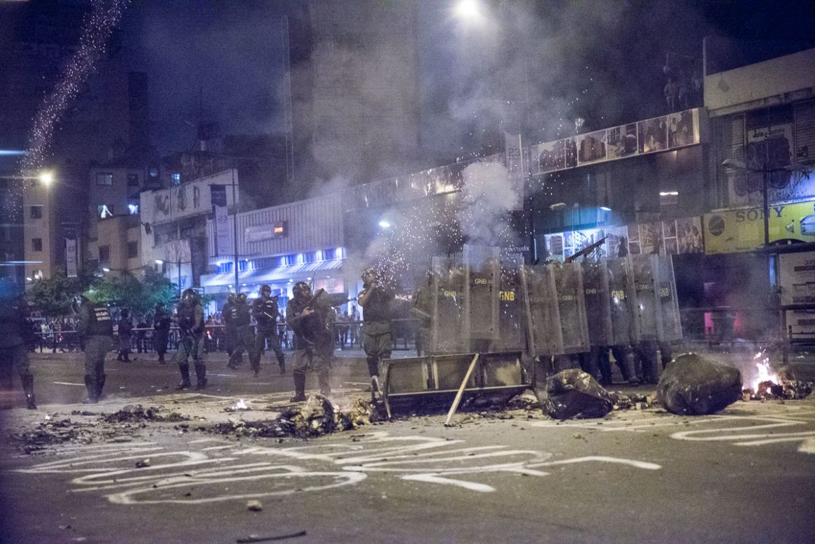 Miembros de la Guardia Nacional Bolivariana repelen a los estudiantes con bombas lacrimogenas y perdigones.