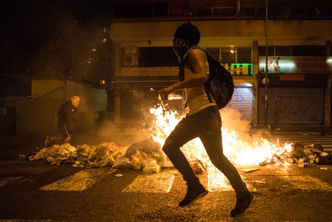 Caos en Chacao entre fuego, barricadas, gas y perdigones en la calle Guaicaipuro.