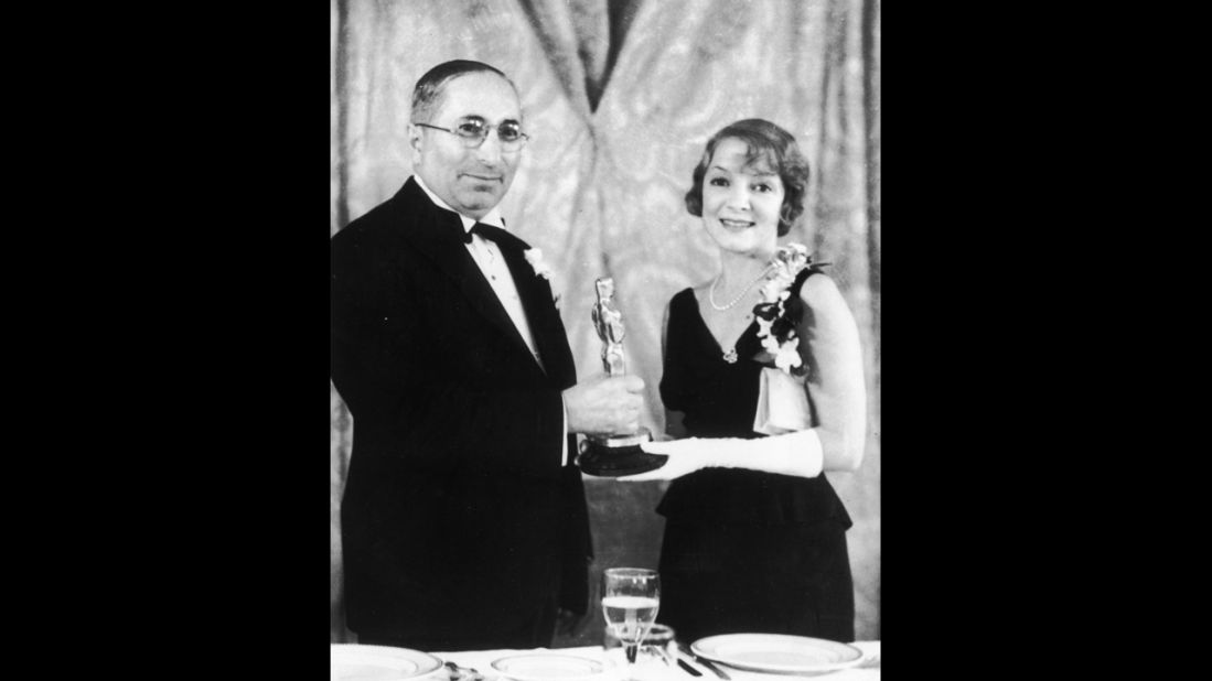 <strong>Helen Hayes (1932):</strong> Film producer Louis B. Mayer presents the best actress Oscar to Helen Hayes for her role in "The Sin of Madelon Claudet."