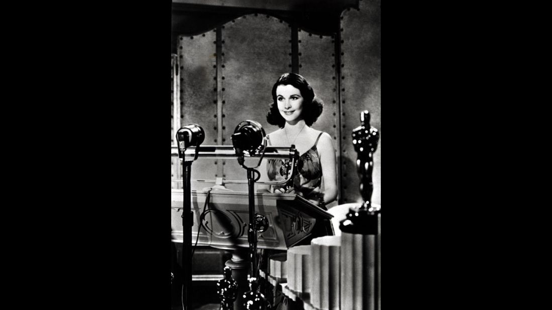 <strong>Vivien Leigh (1940):</strong> Vivien Leigh accepts her Oscar in 1940 for her performance in "Gone With the Wind."