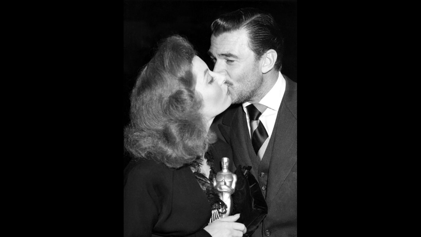 <strong>Greer Garson (1943):</strong> After winning the best actress Oscar in 1943, Greer Garson gets a congratulatory kiss from her "Mrs. Miniver" co-star Walter Pidgeon.