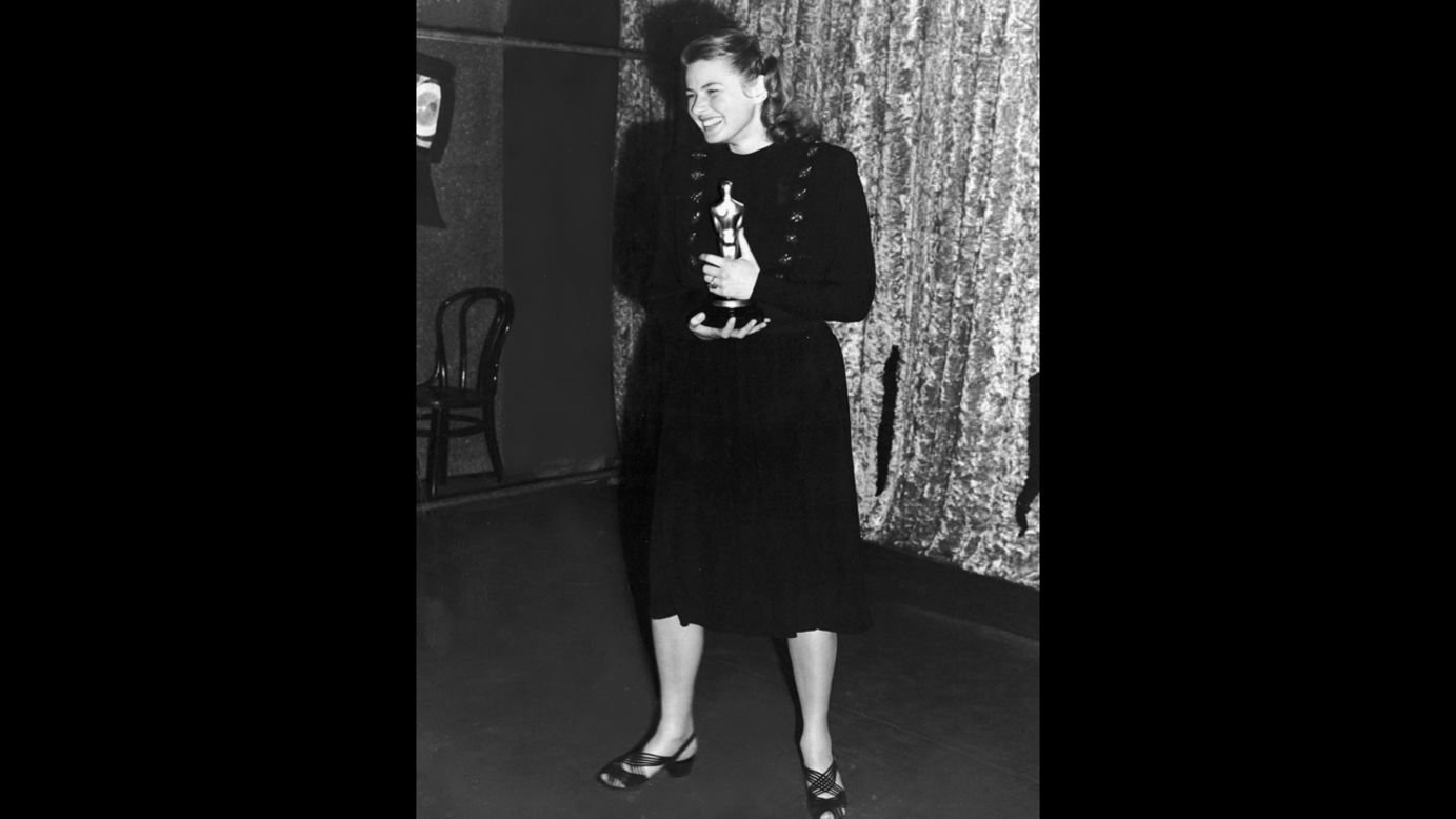 <strong>Ingrid Bergman (1945):</strong> Ingrid Bergman didn't have to wait long to hold her own best actress award. Here, she poses with the Oscar she earned for her role in the film "Gaslight."