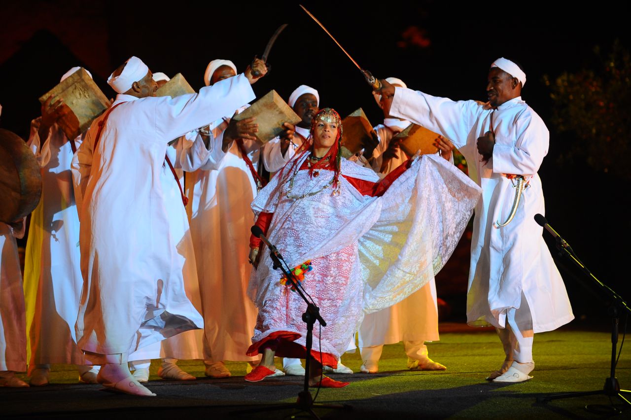 The main events take place in the 16th century El Badi palace ruins and the Djemma el Fna (main town square). The festival blends wide range of genres including traditional Berber musicians.
