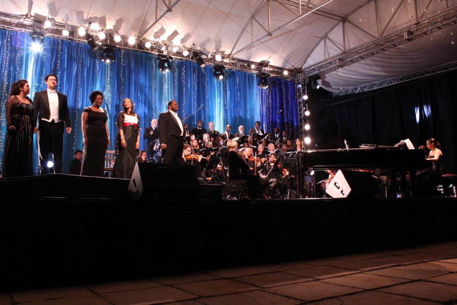 HIFA features various genres including theater, dance, craft, design and music. Here American Opera singers are accompanied by an international orchestra and a locally assembled Festival Chorus.  