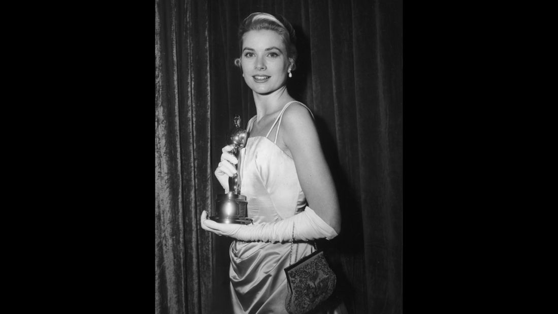 <strong>Grace Kelly (1955):</strong> Grace Kelly poses with her Oscar after the Academy Awards ceremony in 1955. She won the statuette for her role in "The Country Girl."