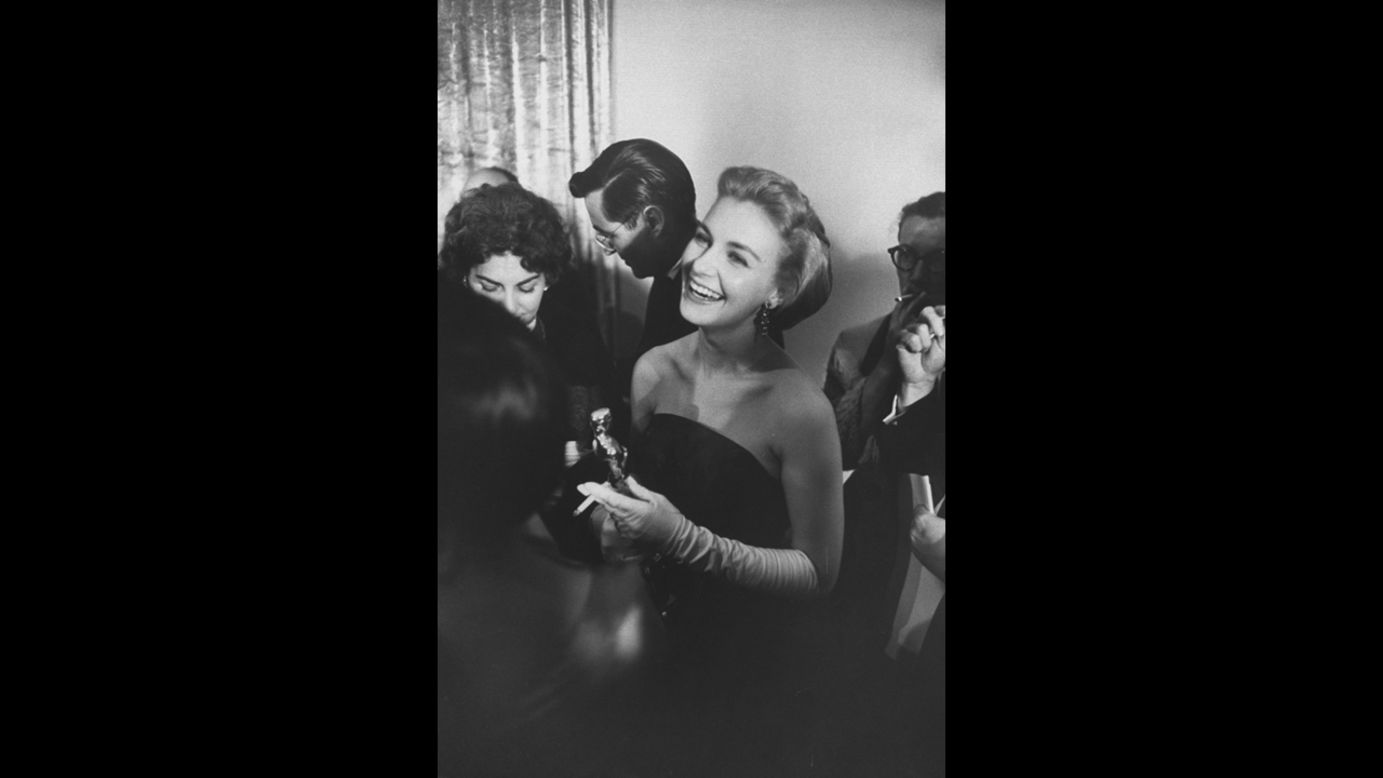 <strong>Joanne Woodward (1958):</strong> Joanne Woodward smiles while holding her best actress Oscar (and a cigarette). She received the award for her role in the film "Three Faces of Eve."