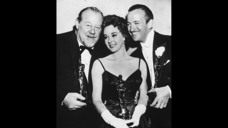 <strong>Susan Hayward (1959):</strong> From left, actor Burl Ives, actress Susan Hayward and actor David Niven pose with their Oscars in 1959. Hayward won for her role in "I Want to Live!"