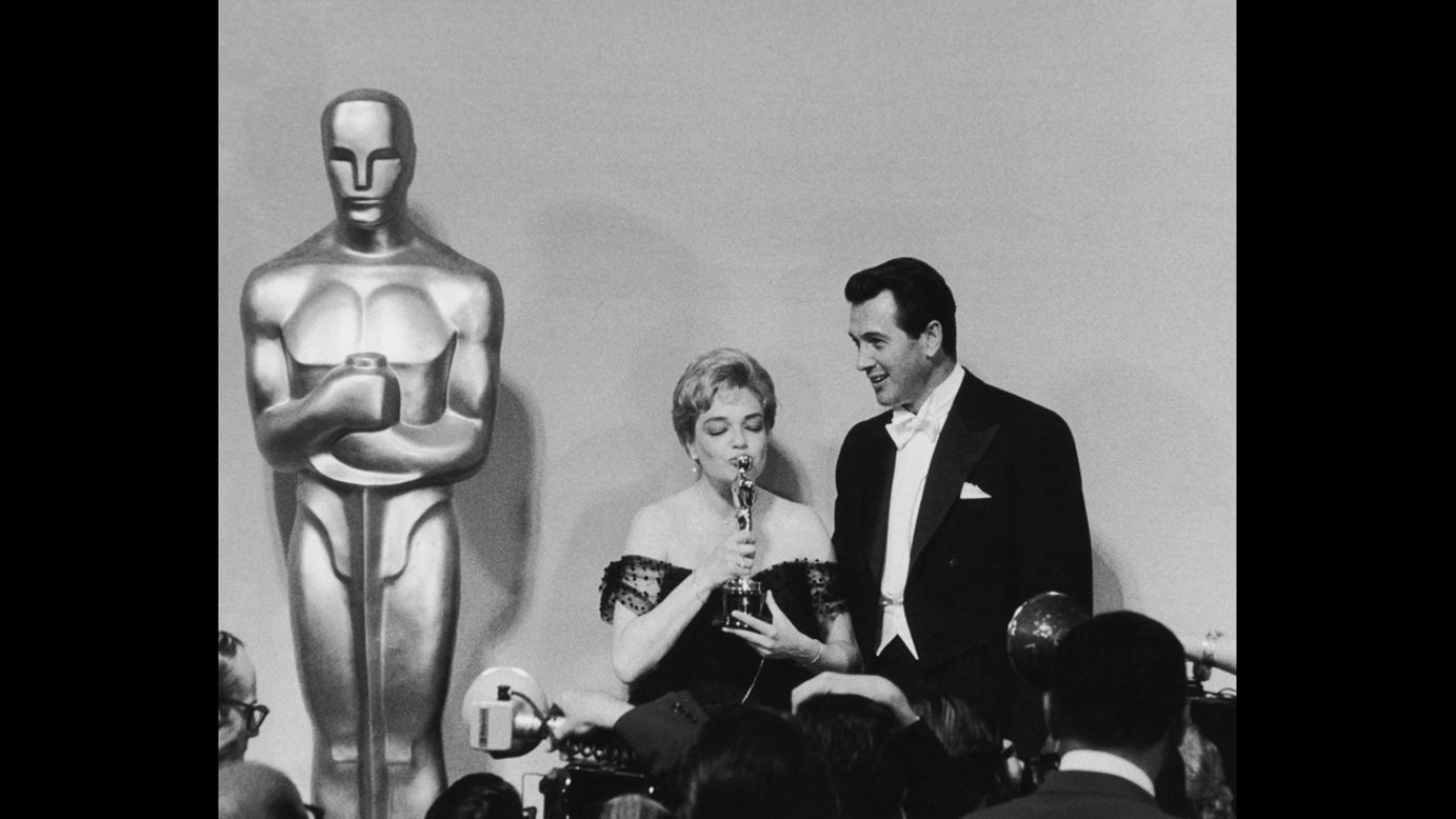 <strong>Simone Signoret (1960):</strong> Actress Simone Signoret, seen here next to actor Rock Hudson at the Academy Awards ceremony in 1960, won the best actress Oscar for her role in "Room at the Top." 