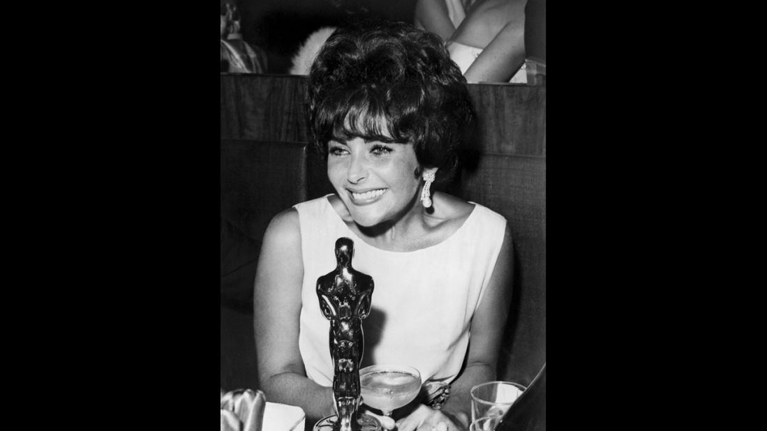 <strong>Elizabeth Taylor (1961):</strong> Elizabeth Taylor is seen with her Oscar after being named best actress for her part in "Butterfield 8."