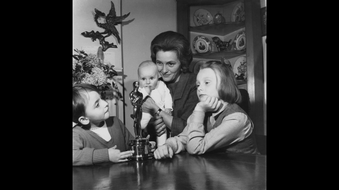 <strong>Patricia Neal (1964):</strong> Patricia Neal and her three children look at her Oscar statuette, which she won in 1964 for her role in "Hud." 